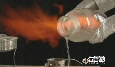 噴酒精消毒，遇明火燒傷，正確使用酒精消毒很重要